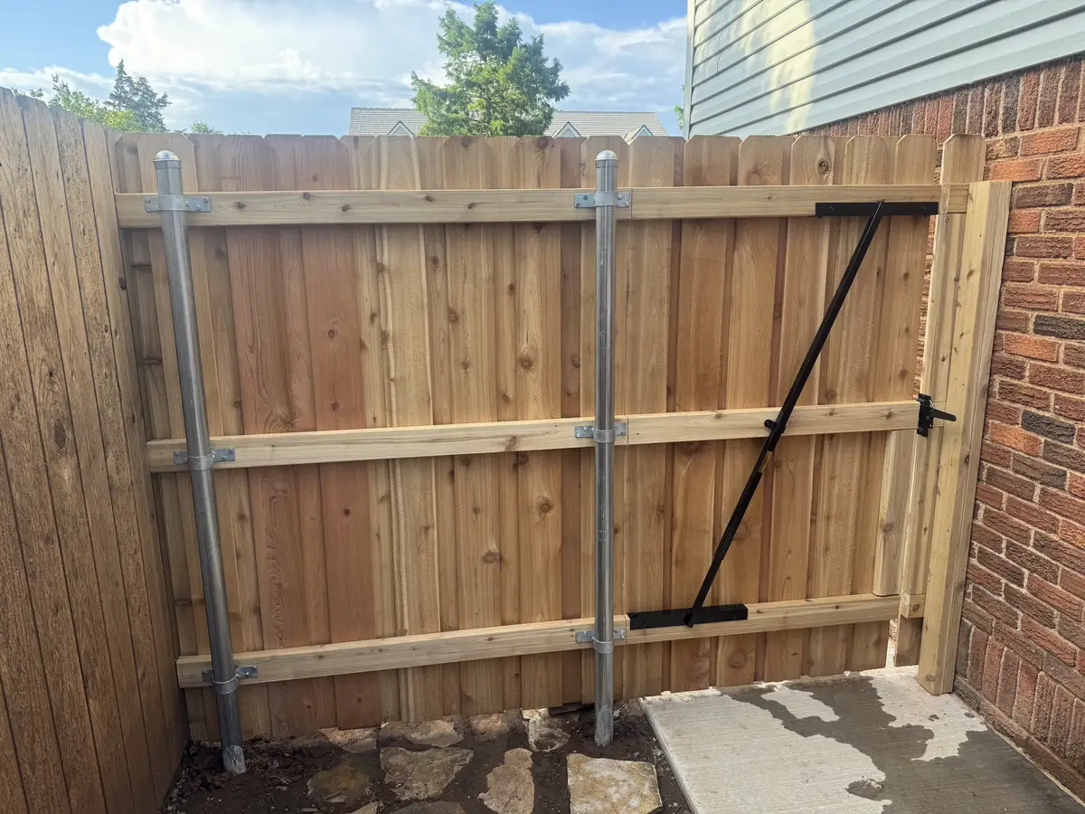 Cedar privacy fence built on round galvanized steel posts in Oklahoma City